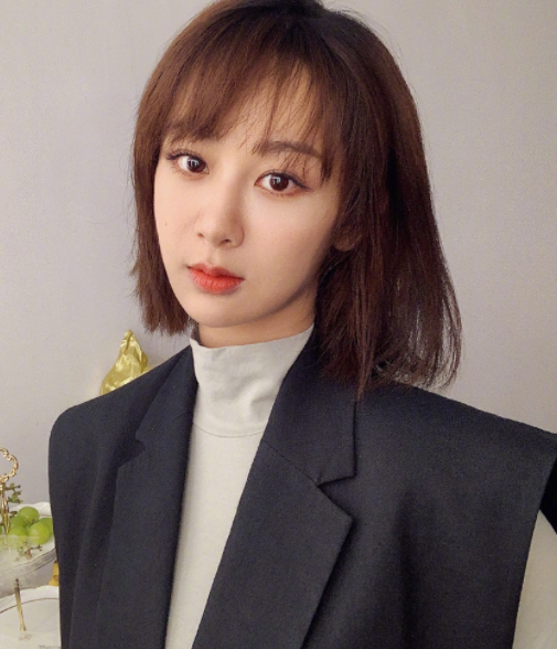 杨紫短发最新,杨紫短发最新,时尚潮流的新标杆