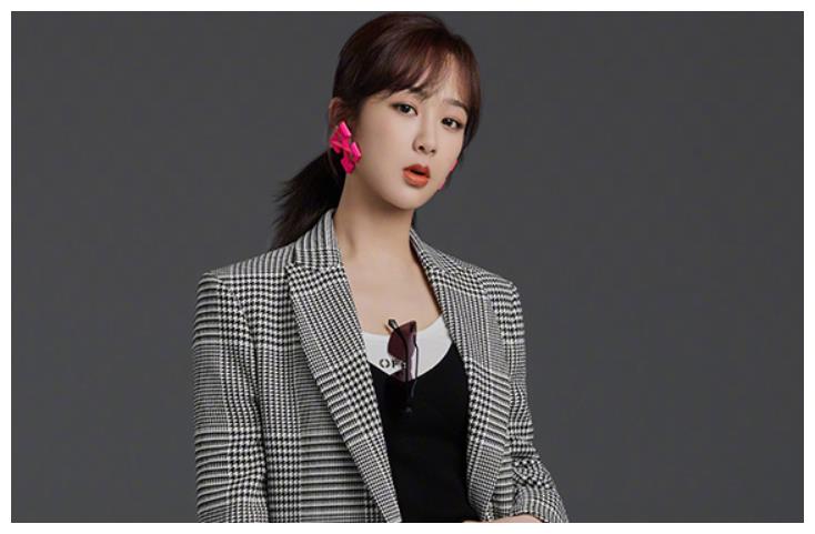 杨紫短发最新,杨紫短发最新,时尚潮流的新标杆