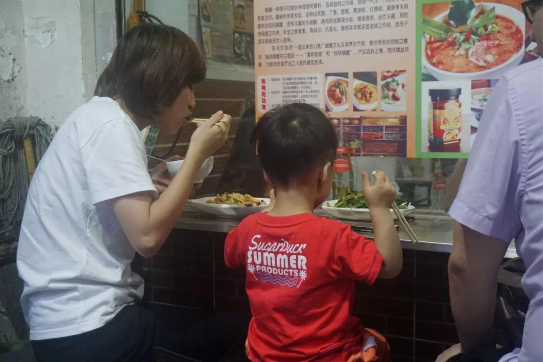 今日男篮新闻热点与小巷篮球特色小店的碰撞，篮球界的最新动态与独特体验