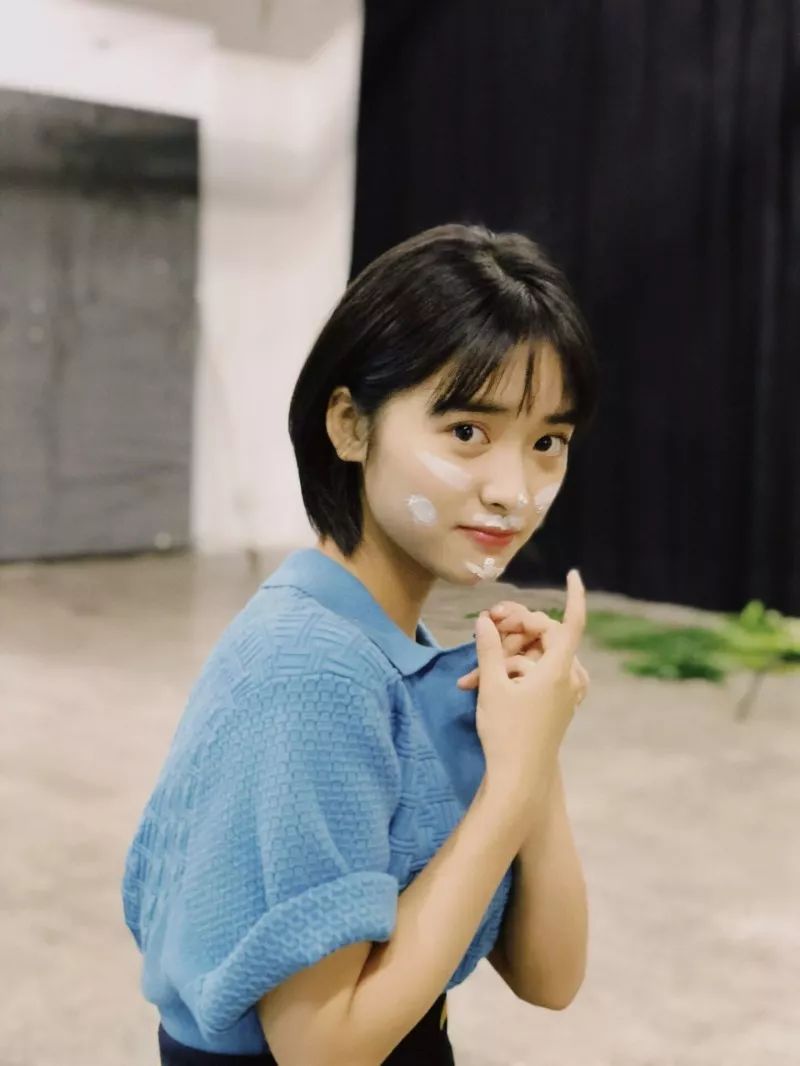 戚薇长发新照曝光，隐藏小巷中的魅力四溢