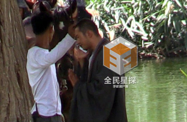 明星打电话的瞬间,珍贵图片分享